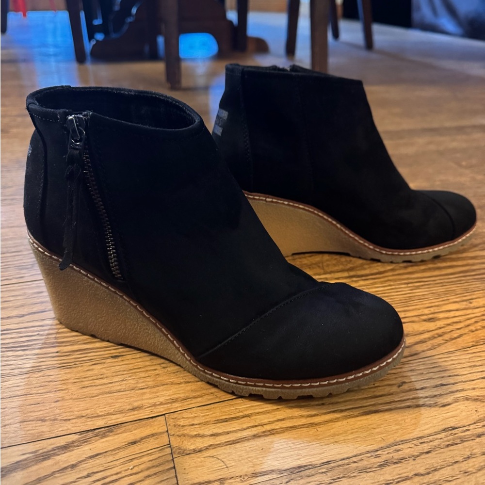 TOMS Avery Black Faux Suede Wedge Ankle Booties Women’s